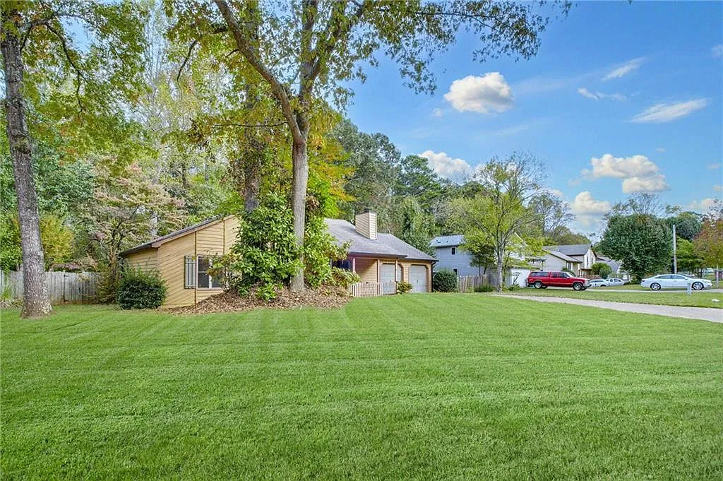 3 bed, 2.0 bath, 1476 sqft, $2,250 — Photo 2