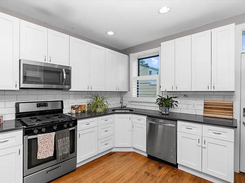 3 bed, 1599 sqft, $3,200 — Photo 3