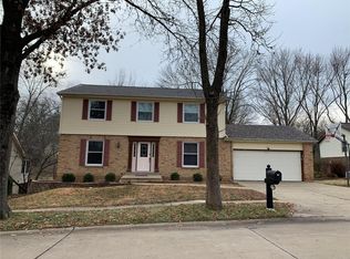 15660 Summer Lake Dr, Chesterfield, MO