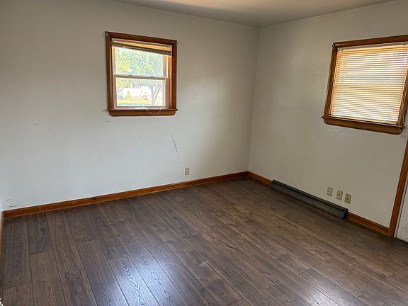 3rd image of 109 16th St W #1