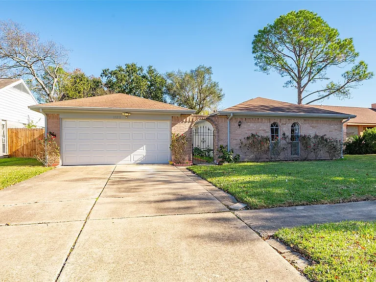 10215 Kirkwren Dr — Photo 3