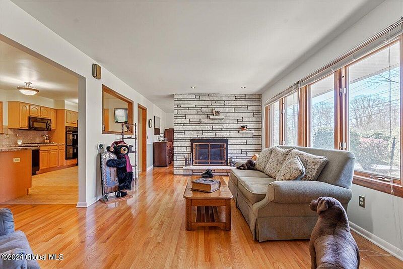 3rd image of 163 Van Rensselaer Boulevard