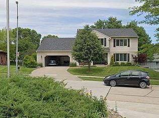 4006 Bayberry Ct, Urbandale, IA 50322