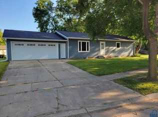 1711 Vonnie St, Vermillion, SD 57069