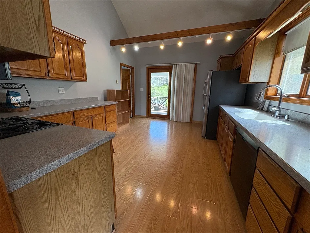 3 bed, 999 sqft, $2,950 — Photo 1