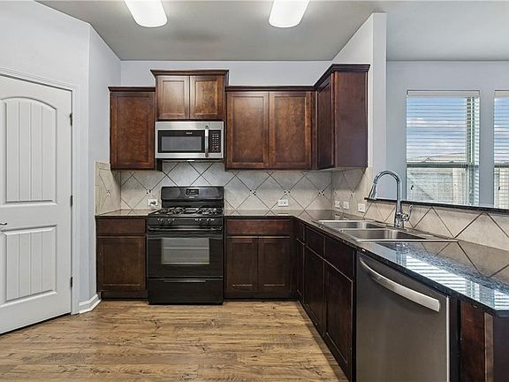 5th image of 101 E Lake Ct