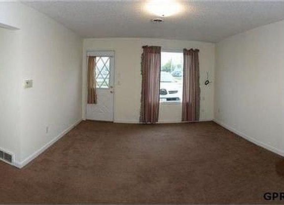 LIVING ROOM WITHOUT FURNITURE