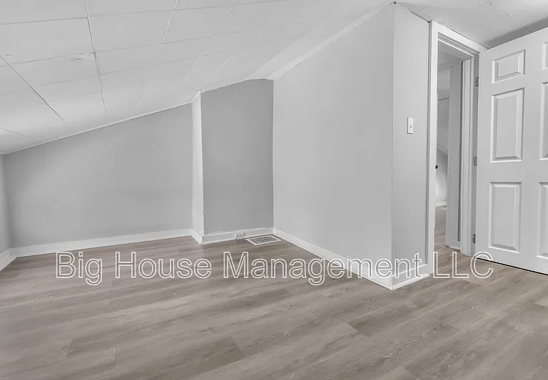 1105 W Lombard St — Photo 22