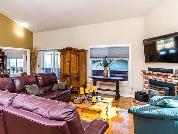 4th image of 176 Lang St