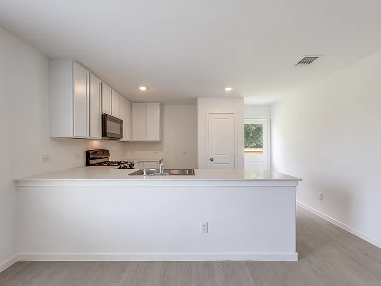 1301 Salton Ln — Photo 3