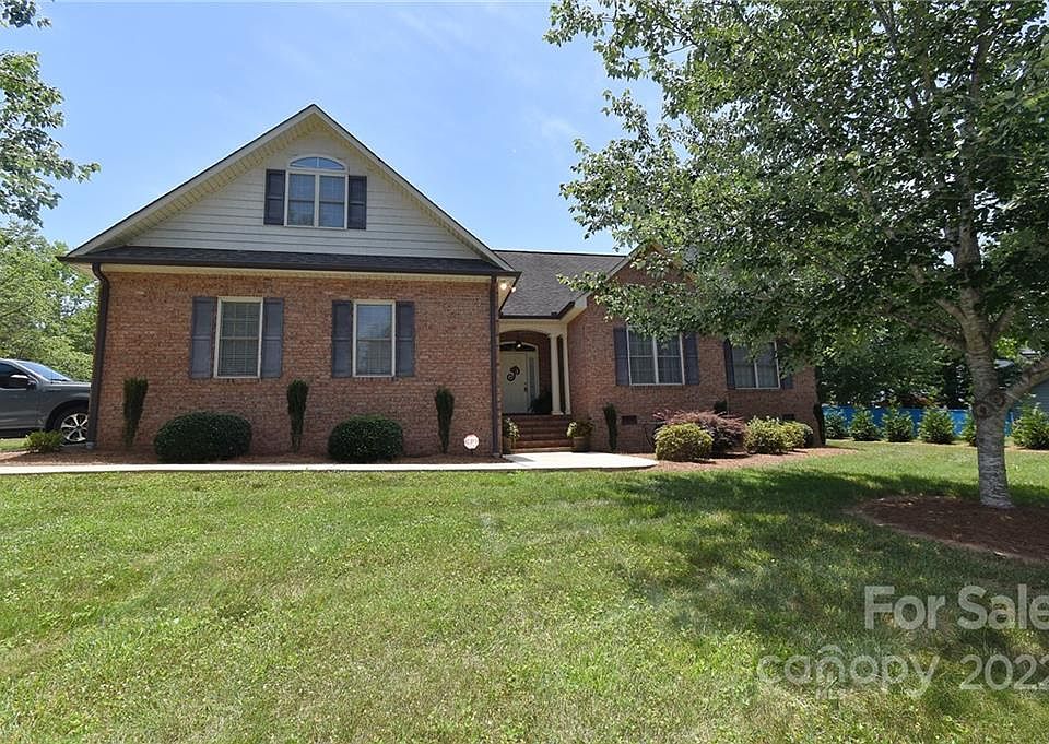 1st image of 205 Wellington Dr