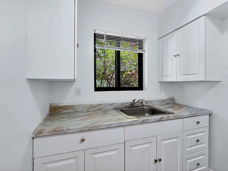 860 SW 3rd St #1 — Photo 4