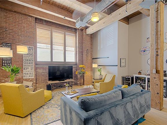 2nd image of 306 W 7th St APT 101