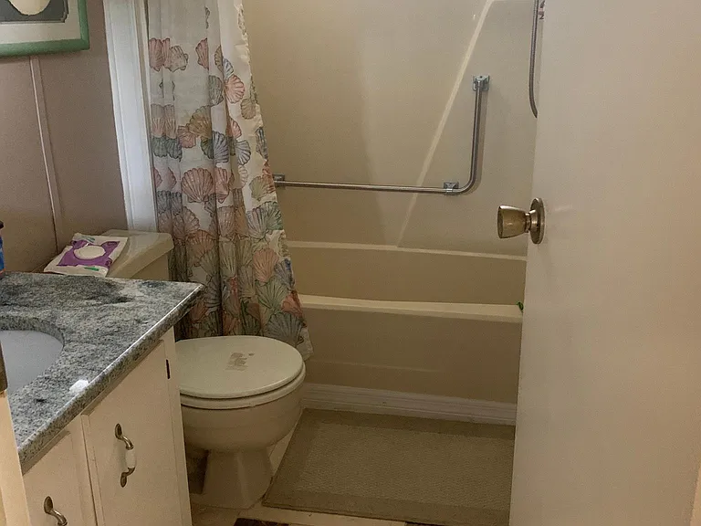 404 Dolphin Dr S — Photo 2