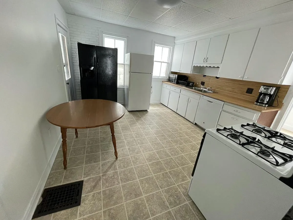5 bed, 2200 sqft, $550 — Photo 4