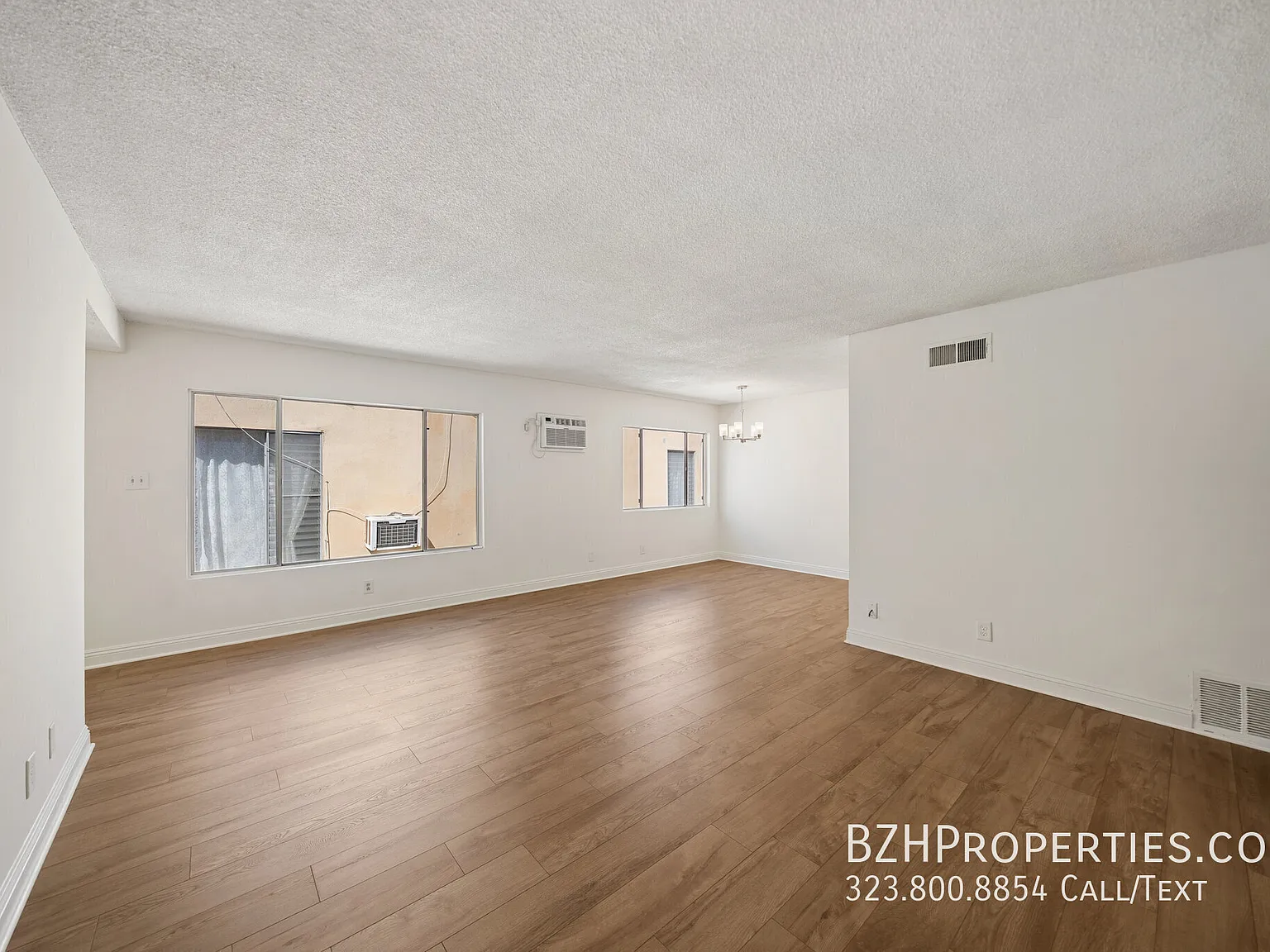 Bright Upper-Level 3 Bed in Prime Pico-Robertson with Parking & Balcony — Photo 2