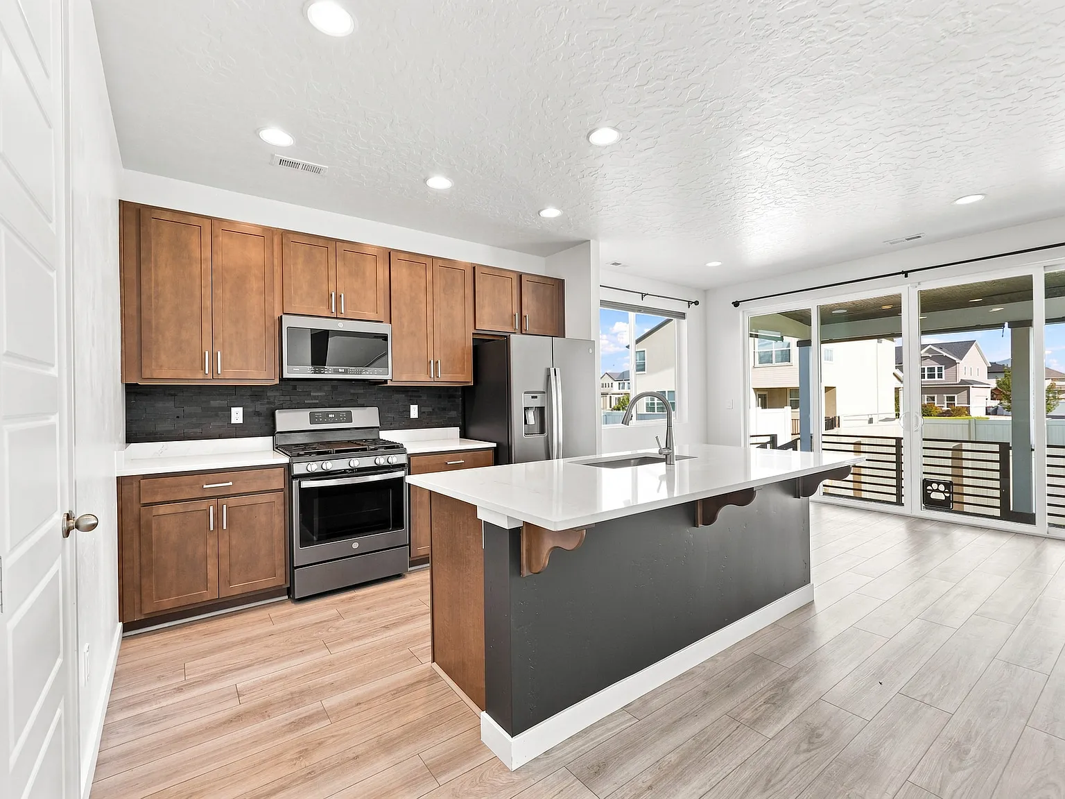 4 bed, 2077 sqft, $2,900 — Photo 2
