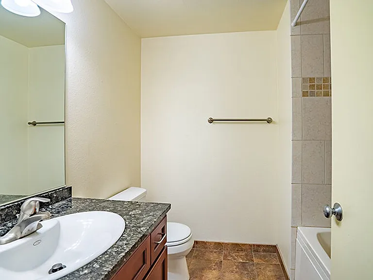 6th Ave Apartments — Photo 25