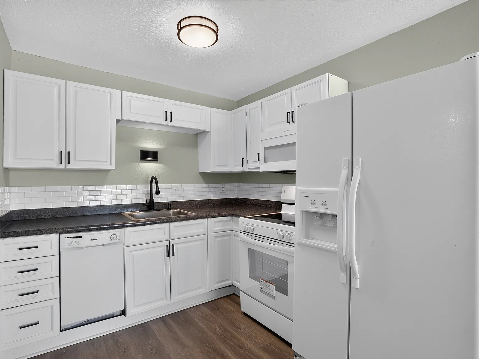 2 bed, 769 sqft, $1,375 — Photo 3