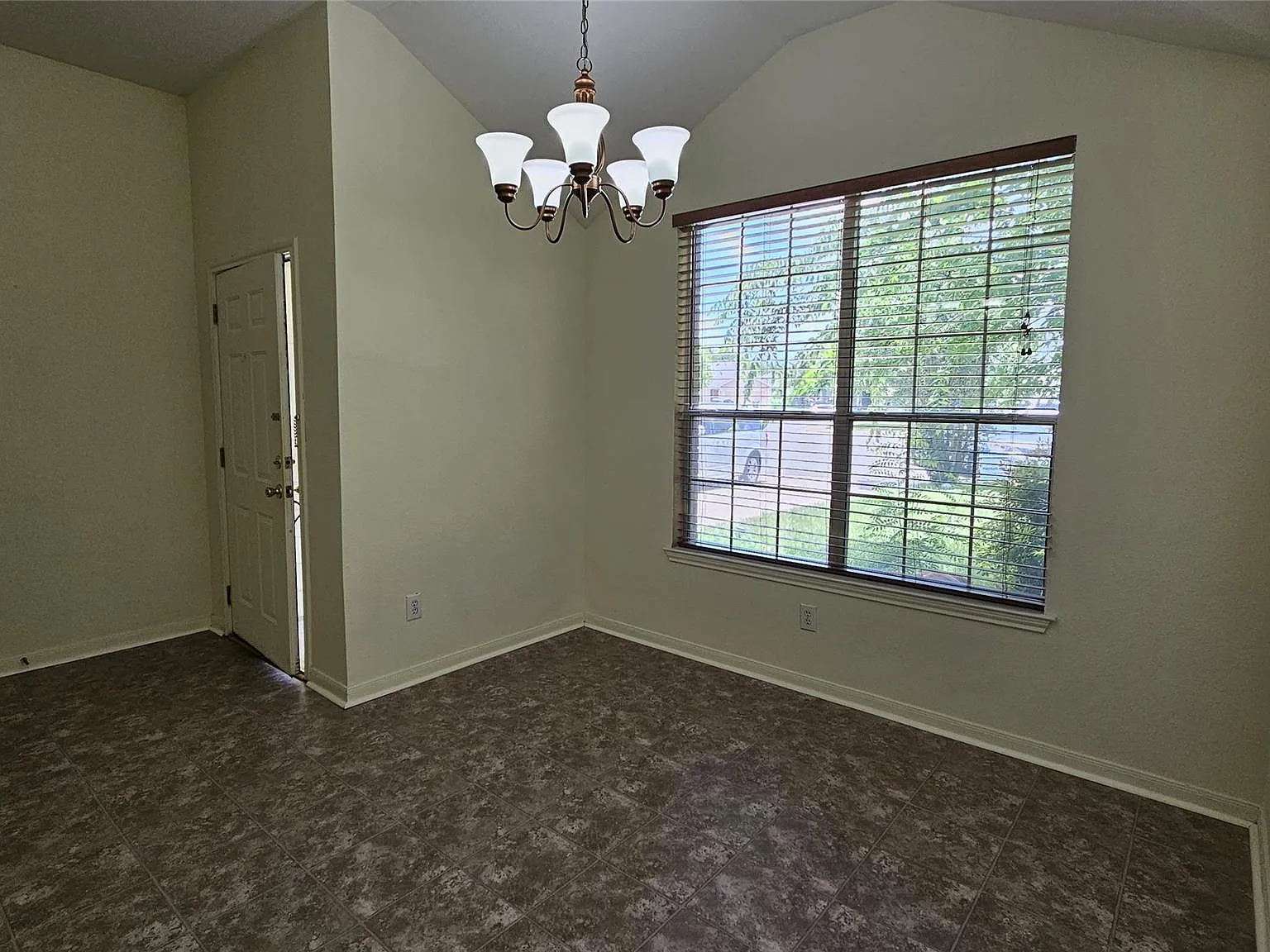 3 bed, 2.0 bath, 1685 sqft, $1,799 — Photo 3
