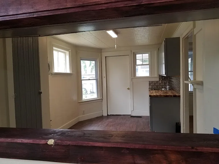 218 E Jackson St — Photo 5
