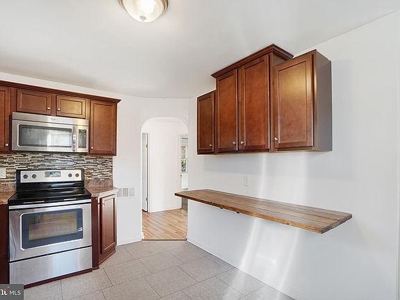 5th image of 127 Church St