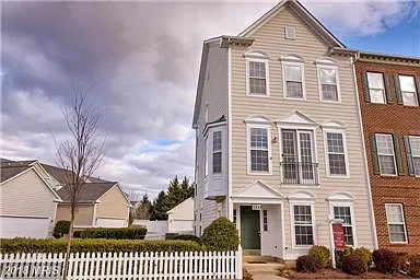 3 bed, 3.5 bath, 2379 sqft, $3,000 — Photo 3