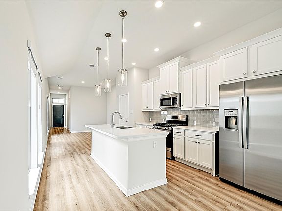 4th image of 305 Banyon Dr