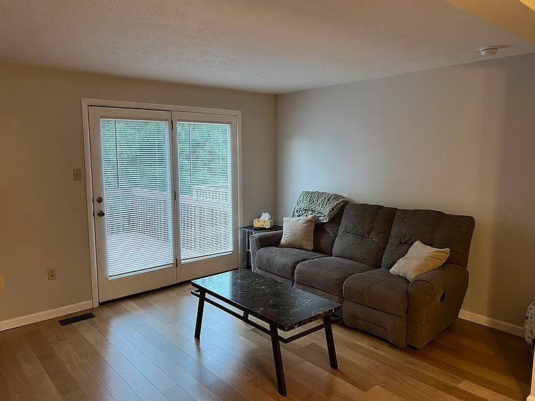 2517 Hawthorne Dr — Photo 2
