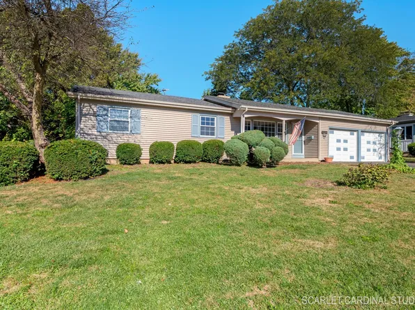 6 Chantilly Ln, North Aurora, IL 60542