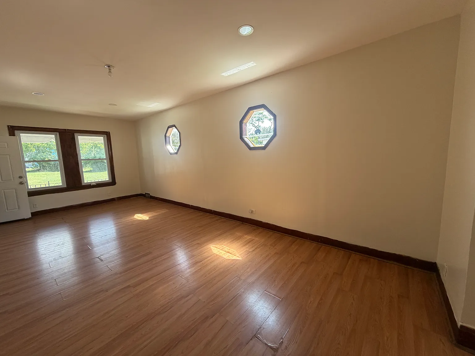 3 bed, 1.5 bath, 1200 sqft, $1,100 — Photo 4