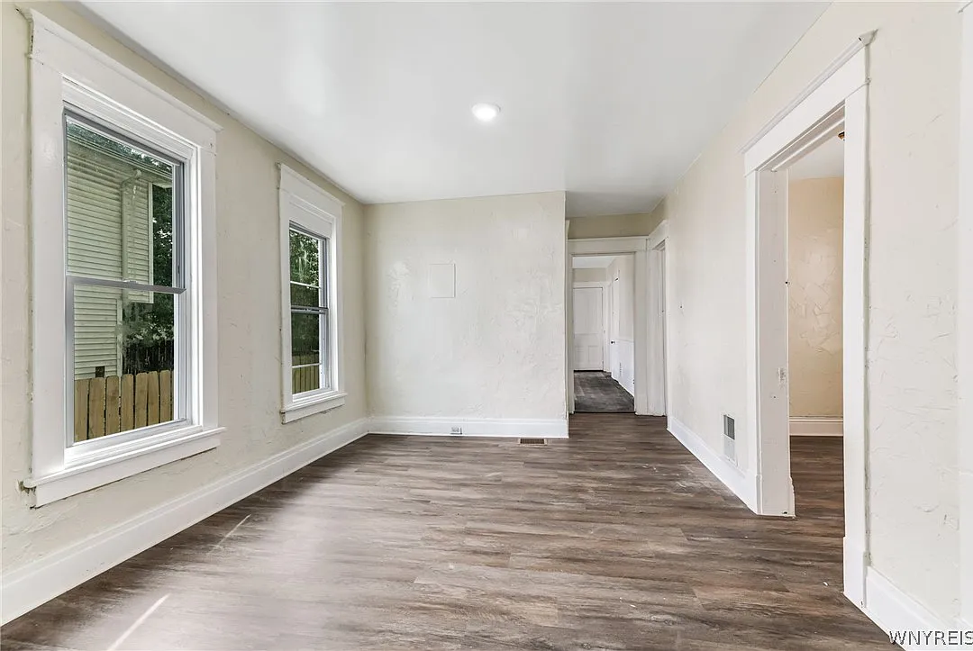 3 bed, 1.0 bath, 2310 sqft, $1,200 — Photo 4