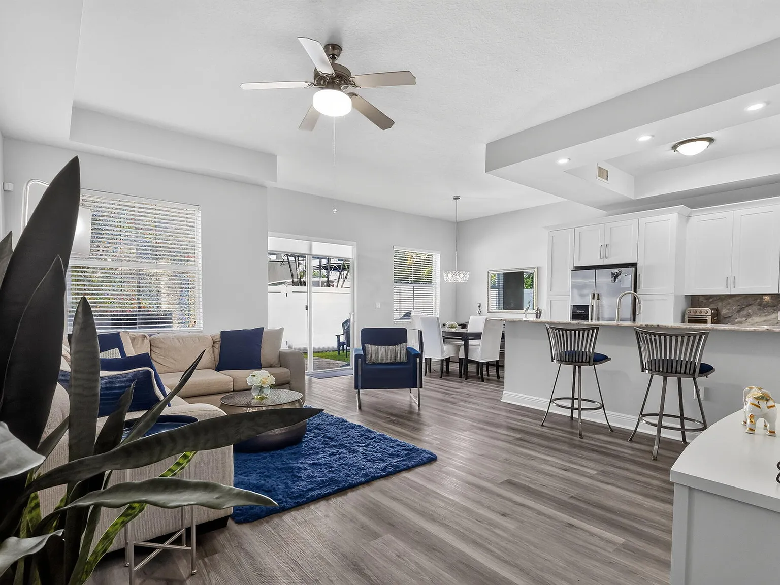 3 bed, 2.5 bath, 1561 sqft, $5,600 — Photo 3