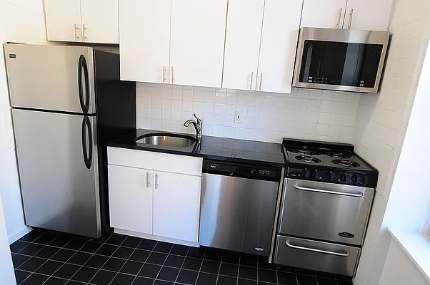 Rented by Metropolis Real Estate of Manhattan | media 29