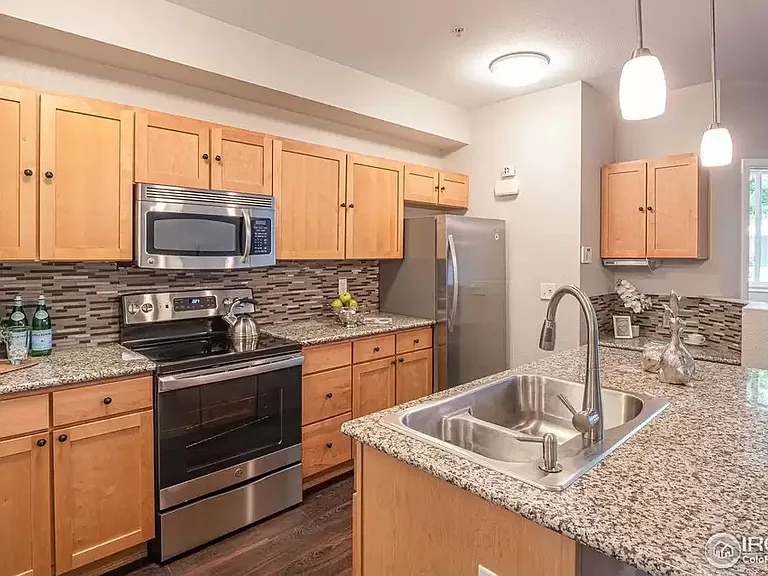 Large Upgraded Kitchen with Big Pantry