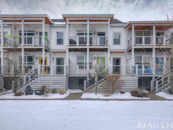 2098 Celadon Dr NE, Grand Rapids, MI 49525