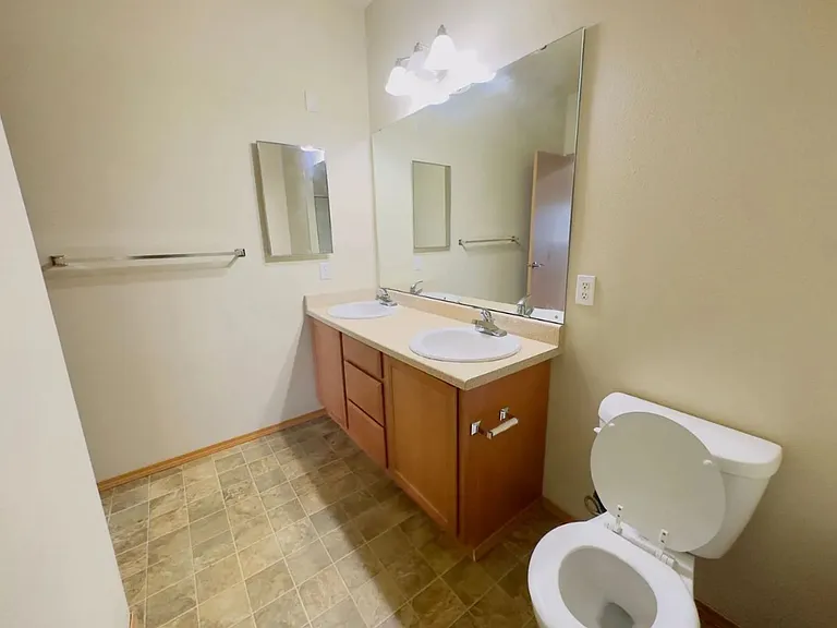 Ambaum Place I | Modern Apartment Homes w/ In-Unit Laundry! — Photo 21
