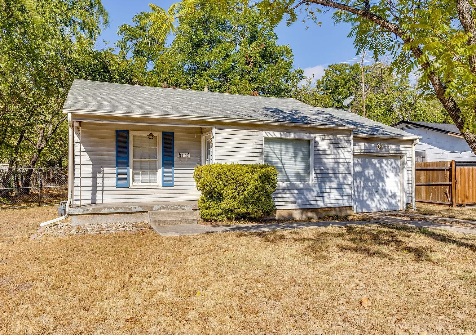 Cute 3 bed, 1 bath in Richland Hills- Birdville ISD- 76118 — Photo 2