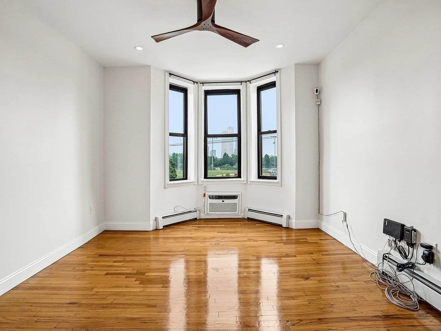 2 bed, 1.0 bath, 660 sqft, $2,850 — Photo 4