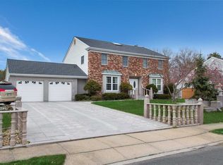 27 Buckingham Ln, Bohemia, NY 11716