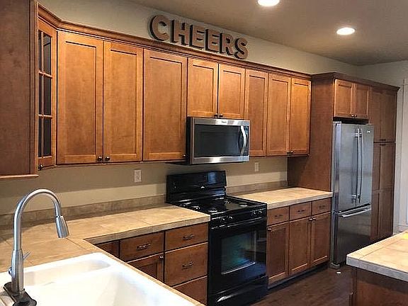 Open kitchen w/ island 