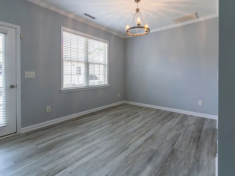 301 Danbury Ct — Photo 11