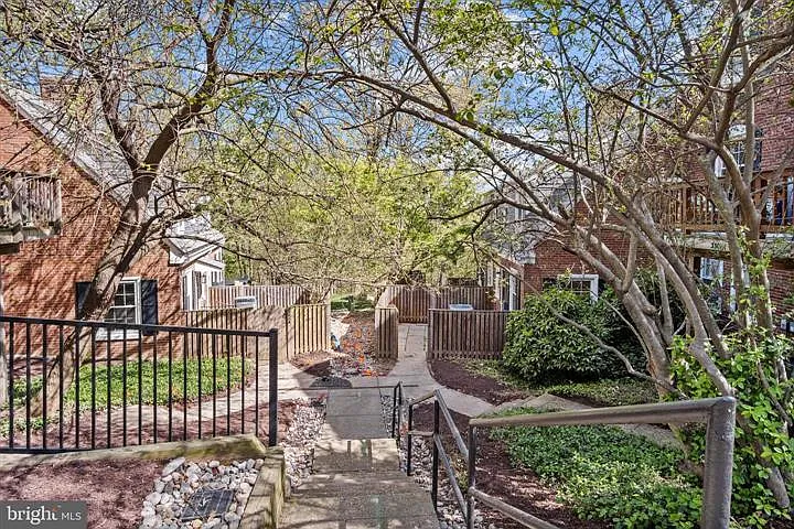 1 bed, 2.0 bath, 900 sqft, $2,800 — Photo 3