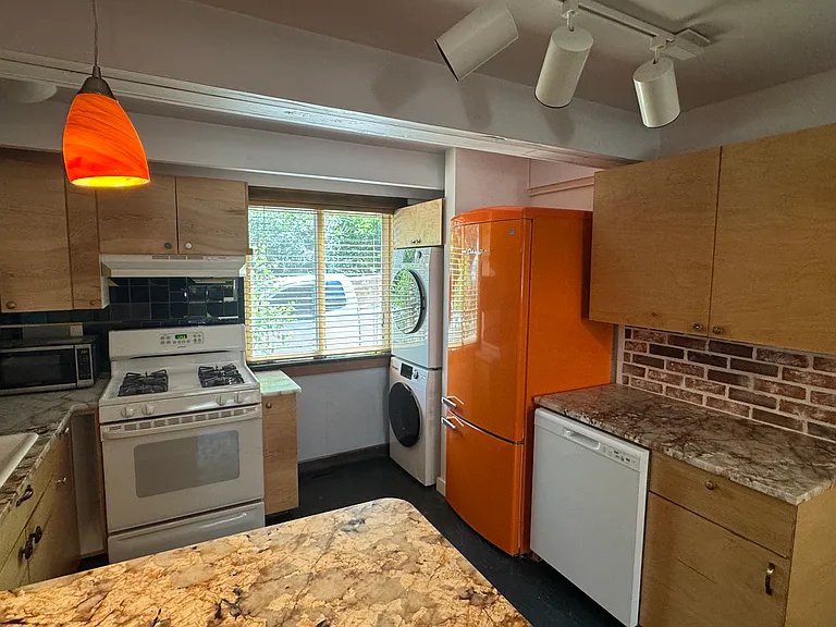 636 Marine St #C — Photo 6