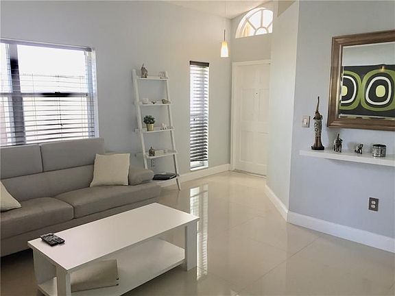 3rd image of 455 Lakeside Cir
