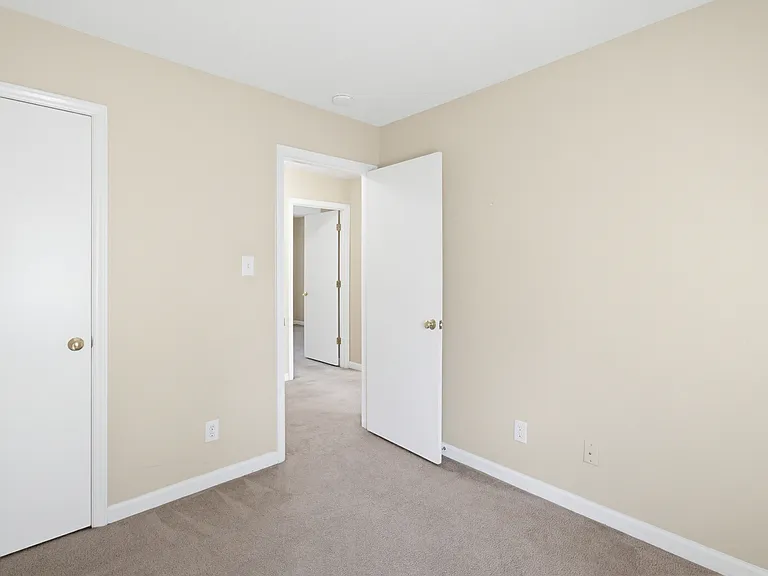 210 E McCulloch St — Photo 15