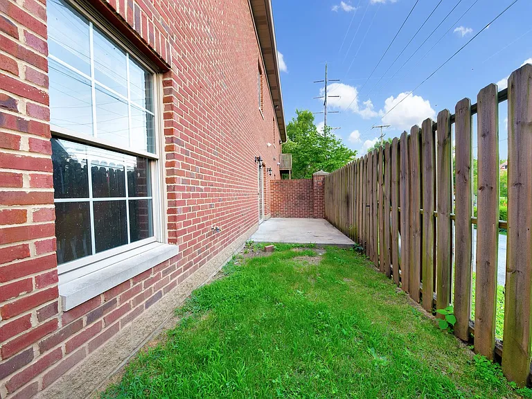 807 E Main St — Photo 41