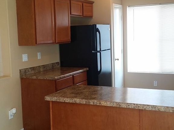 4th image of 2460 W Parkway Dr