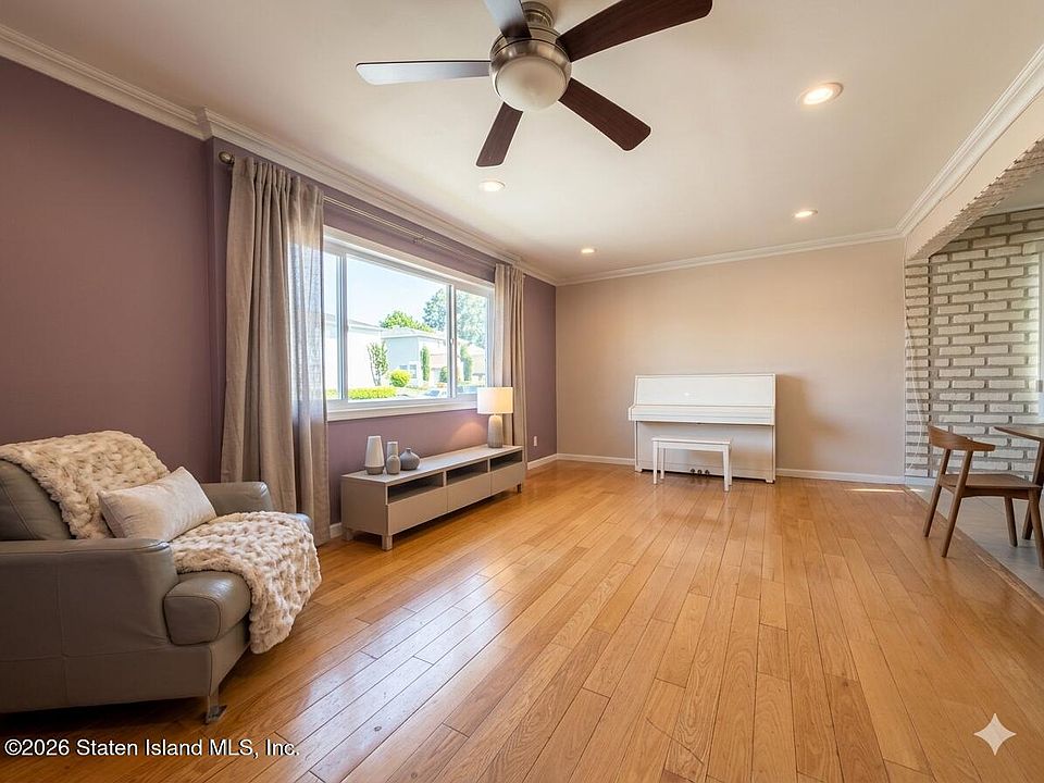 2nd image of 513 Willow Rd E #2