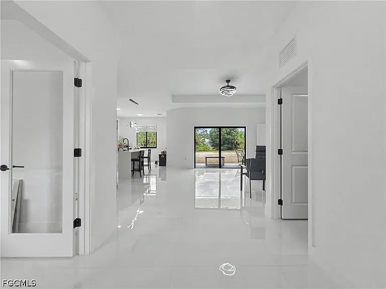 402 Thompson Ave — Photo 6